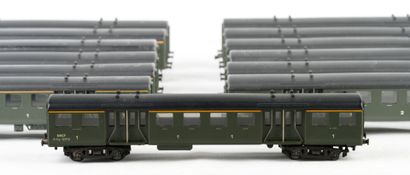 HORNBY. A set of 13 SNCF commuter cars: 1st-class...