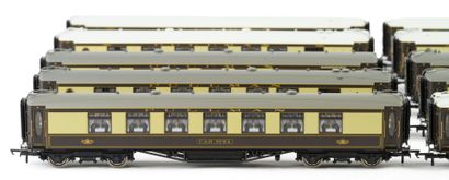 HORNBY. A set of 10 Pullman cars, without...
