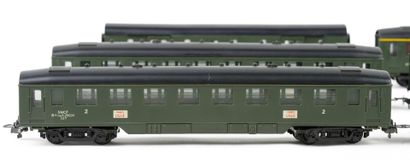 HORNBY. A set of 5 SNCF first- and second-class...