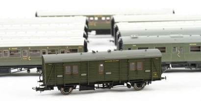 HORNBY. A set of 7 passenger cars, 2 dining...