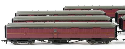 HORNBY. A set of 7 red 