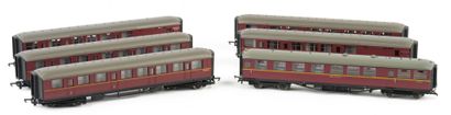HORNBY. A set of 6 burgundy and gray cars,...