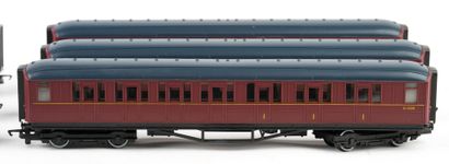 HORNBY. A set of 6 red cars, without a box,...