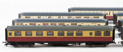 HORNBY. A set of 7 red and beige cars, without...