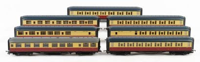 HORNBY. A set of 7 red and beige cars, without...