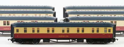 HORNBY. A set of 7 red and beige cars, without...