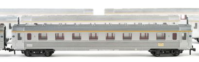 HORNBY. A set of 8 SNCF Inox cars, without...