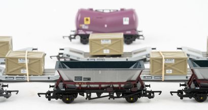 HORNBY. A set of 9 assorted cars, without...