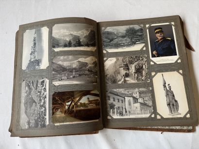 Un album de cartes postales sur les montagnes...
