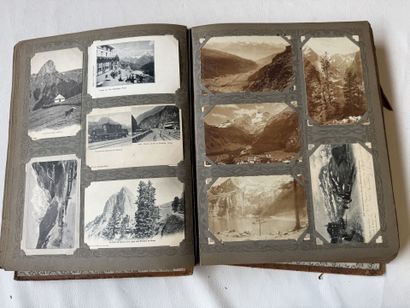 Un album de cartes postales sur les montagnes...