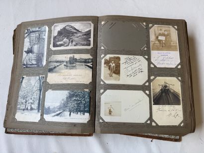 Un album de cartes postales sur les montagnes...