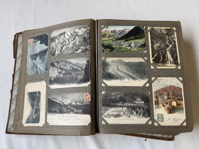 Un album de cartes postales sur les montagnes...