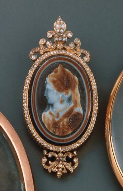 Broche en or jaune, sertie d'un camée agate...