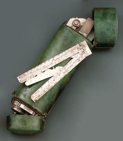 Etui nécessaire de section ovale, en galuchat,...
