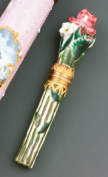 Petit étui en pâte tendre à décor de fleurs...