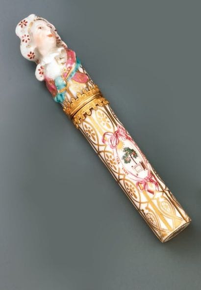 Etui en pâte tendre, cylindrique, décoré...