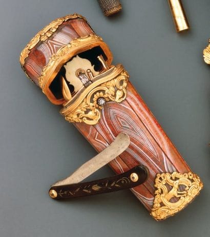 Etui nécessaire en agate brune zonée, monté...