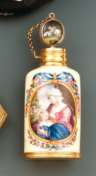 Petit flacon en pâte tendre présentant deux...