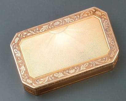Tabatière rectangulaire à pans coupés, ornée...