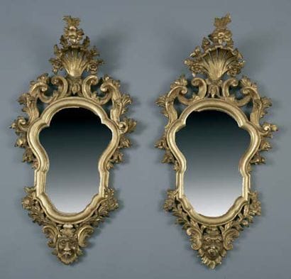 Paire de miroirs mouvementés en bois sculpté...