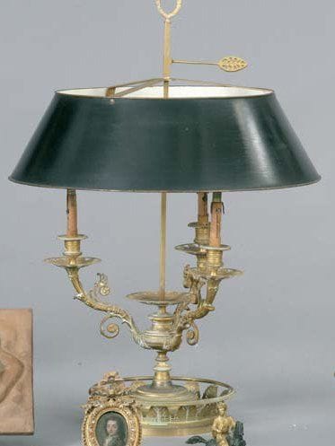 Grande lampe dite bouillotte en bronze doré...