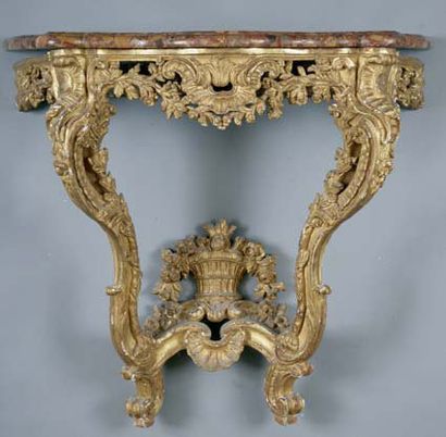 Console de forme mouvementée en bois doré...