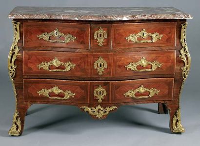 Commode tombeau en placage de palissandre...