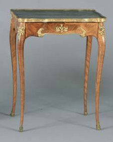 Petite table formant écritoire avec nécessaire...