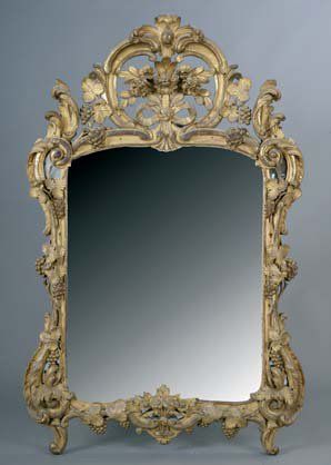 Miroir de forme découpé en bois doré Le fronton...