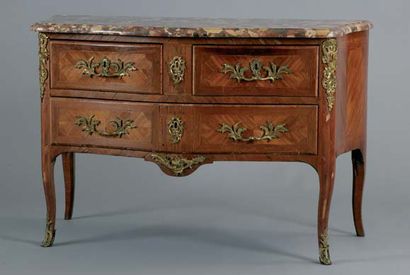 Commode à façade galbée en bois de placage...