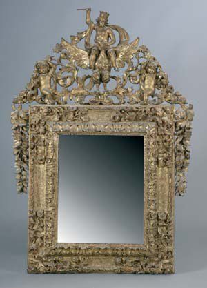 Large miroir en bois et stuc doré - Le fronton...
