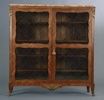 Large vitrine en placage de bois de rose...