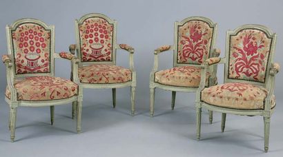 Suite de 4 fauteuils en bois laqué et mouluré,...