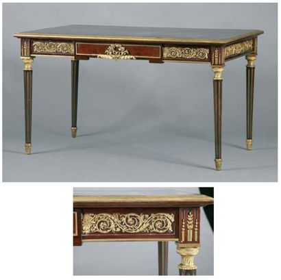 Bureau plat en acajou moucheté - Il ouvre...