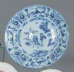 Delft
Plat en faience décor en camaïeu bleu...