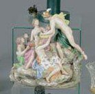 Groupe en porcelaine polychrome avec figure...