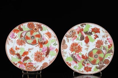 China set of 2 18th century plates with plant...
