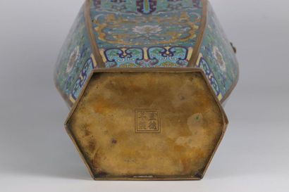 China Large cloisonne bronze vase Ming brand...