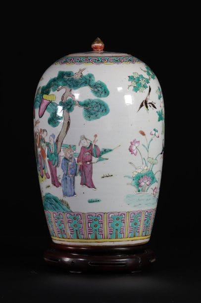China Covered famille rose vase 19th
Sizes:...