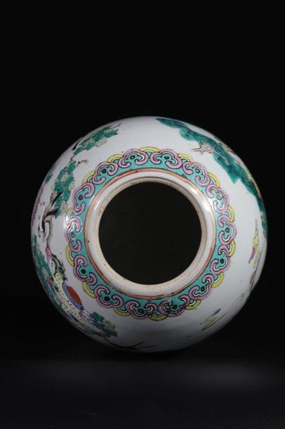 China Covered famille rose vase 19th
Sizes:...