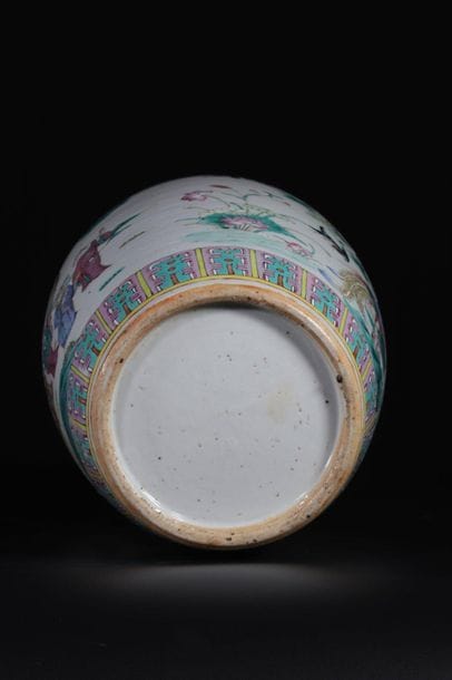 China Covered famille rose vase 19th
Sizes:...