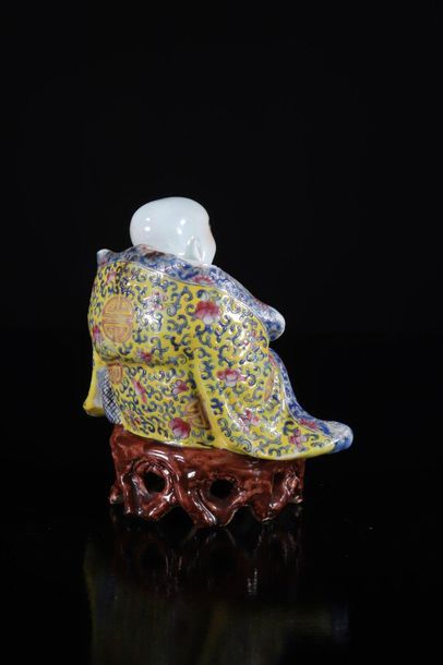China porcelain famille rose Buddha on base...