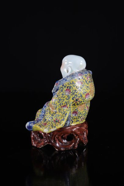 China porcelain famille rose Buddha on base...