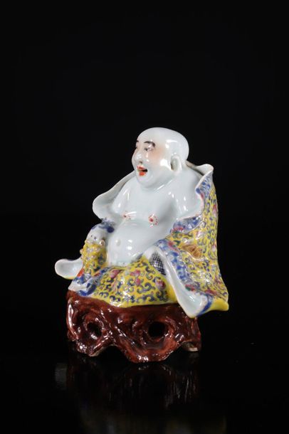 China porcelain famille rose Buddha on base...