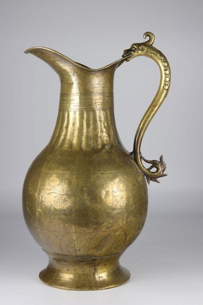 China Imposing bronze jug decorated with...