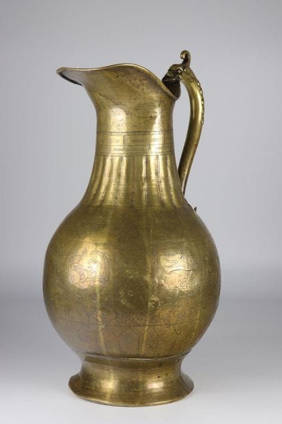 China Imposing bronze jug decorated with...