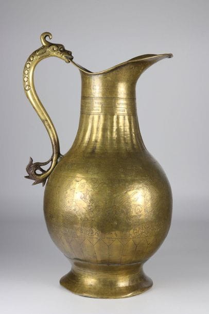 China Imposing bronze jug decorated with...