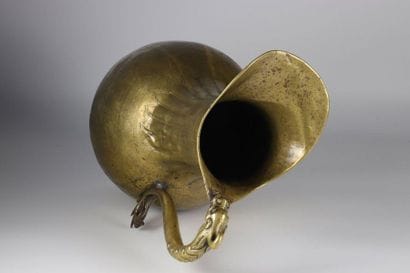 China Imposing bronze jug decorated with...