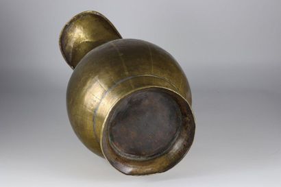 China Imposing bronze jug decorated with...