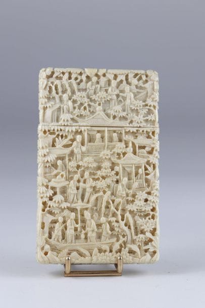 Canton ivory box, late 19th century character...